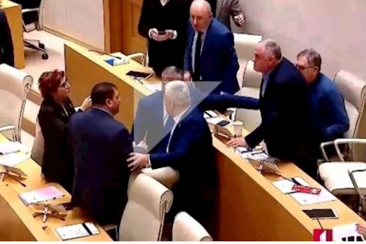 Ermənistan parlamentində döyülən deputat xəstəxanaya yerləşdirildi