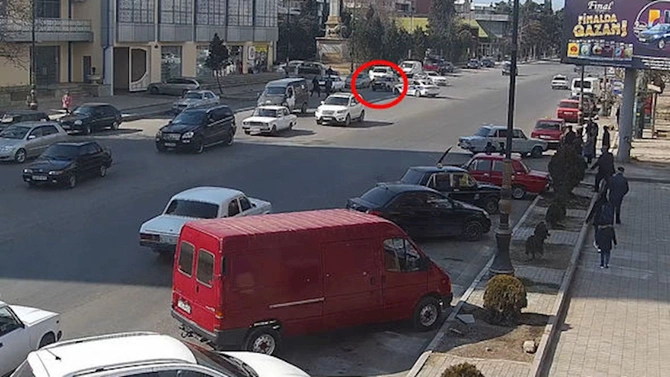 Gəncəni bir-birinə qatan sürücülər ƏLƏ KEÇDİLƏR — FOTO/VİDEO Gəncəni bir-birinə qatan sürücülər ƏLƏ KEÇDİLƏR — FOTO/VİDEO