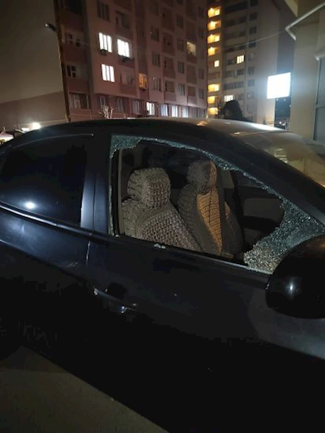 AMEA-nın Tarix İnstitutunun mətbuat katibinin avtomobilinin şüşəsi sındırılıb, pul oğurlanıb — FOTO