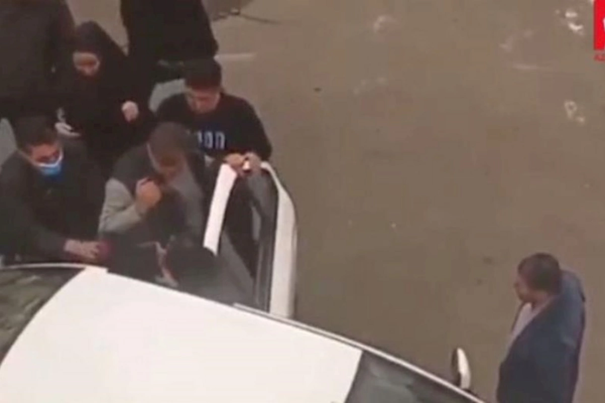 İranda molla rejimin məmurları iki məktəbli qızı həbs edərək zorla maşına mindiriblər — VİDEO