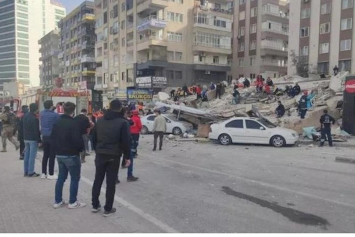 Şanlıurfada zəlzələ zamanı ziyan dəymiş bina çöküb, dağıntılar altında qalanlar var