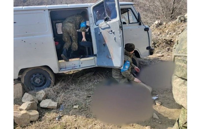 Rus sülhməramlıları insident olan ərazidə erməni silahlı təxribatçılarına yardım göstərir — FOTOFAKT