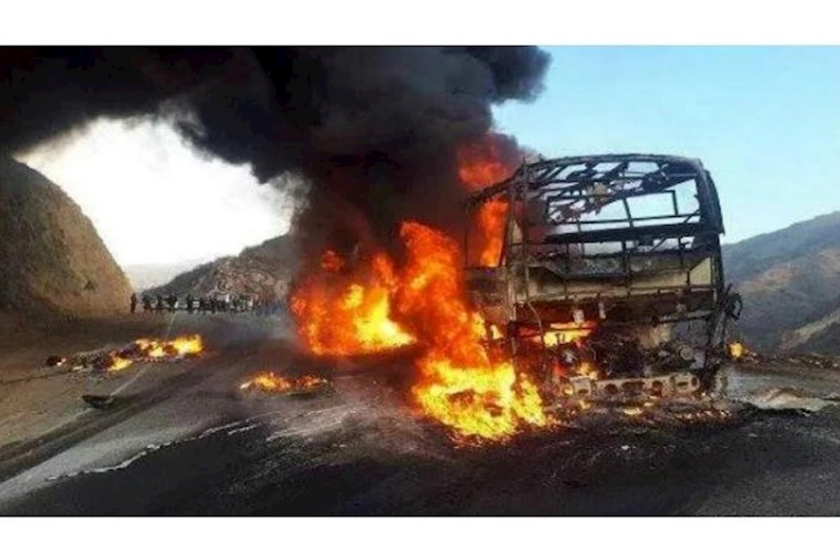 İrandan Ermənistana gələn avtobus kül oldu