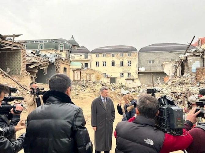 Almaniya səfiri Gəncə terroru barədə: “Mülki hədəflərə hücum etməyə haqq qazandırıla bilməz” — FOTO Almaniya səfiri Gəncə terroru barədə: “Mülki hədəflərə hücum etməyə haqq qazandırıla bilməz” — FOTO