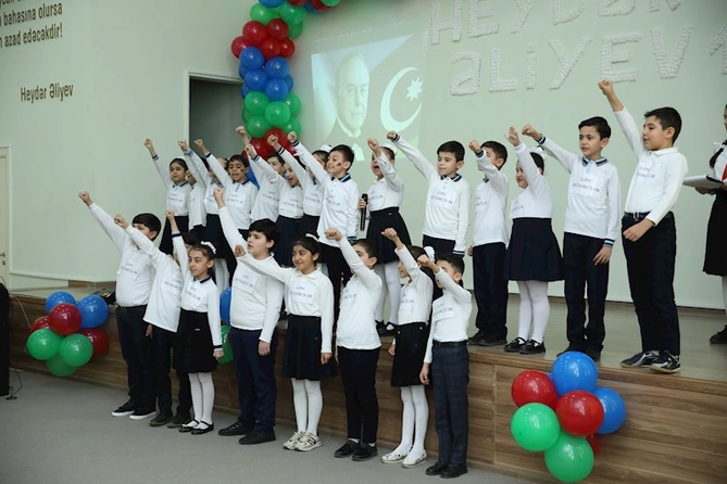 Soltanlı məktəbində Heydər Əliyevin 100 illik yubileyinə həsr olunmuş tədbir keçirildi — FOTO Soltanlı məktəbində Heydər Əliyevin 100 illik yubileyinə həsr olunmuş tədbir keçirildi — FOTO
