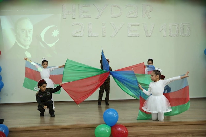 Soltanlı məktəbində Heydər Əliyevin 100 illik yubileyinə həsr olunmuş tədbir keçirildi — FOTO Soltanlı məktəbində Heydər Əliyevin 100 illik yubileyinə həsr olunmuş tədbir keçirildi — FOTO