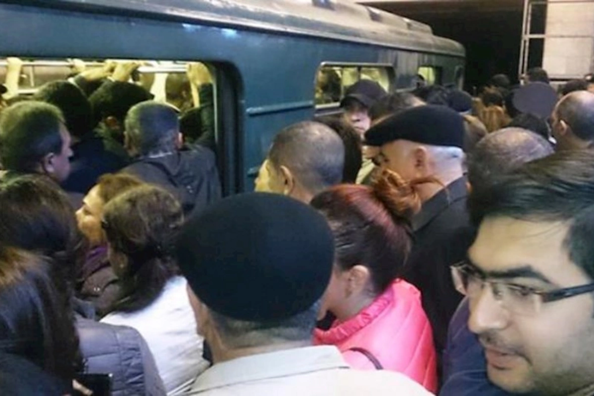 Metroda yenə problem yarandı: Sərnişinlər düşürüldü — RƏSMİ AÇIQLAMA