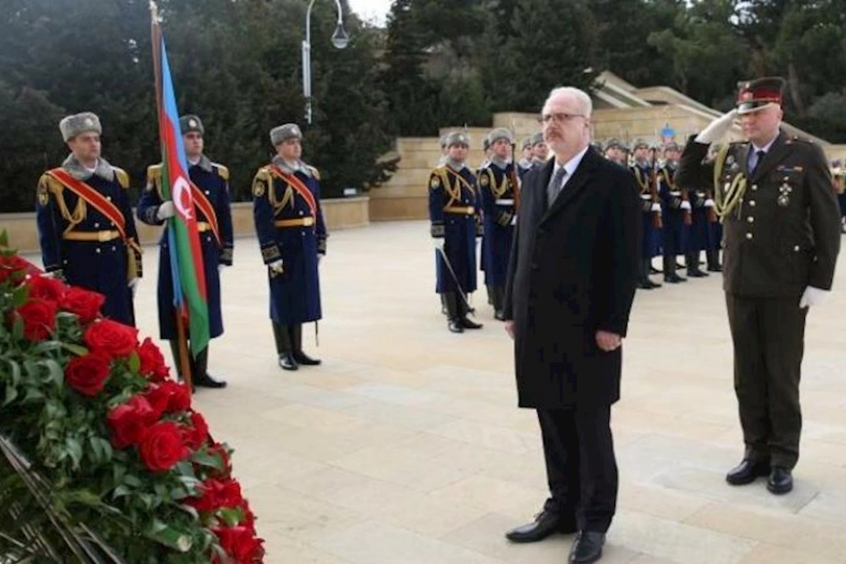 Latviya Prezidenti Şəhidlər xiyabanını ziyarət etdi — FOTO
