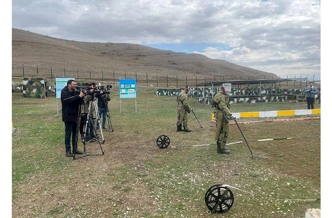 Jurnalistlər azad edilmiş ərazilərdəki döyüş mövqelərində — FOTOLAR