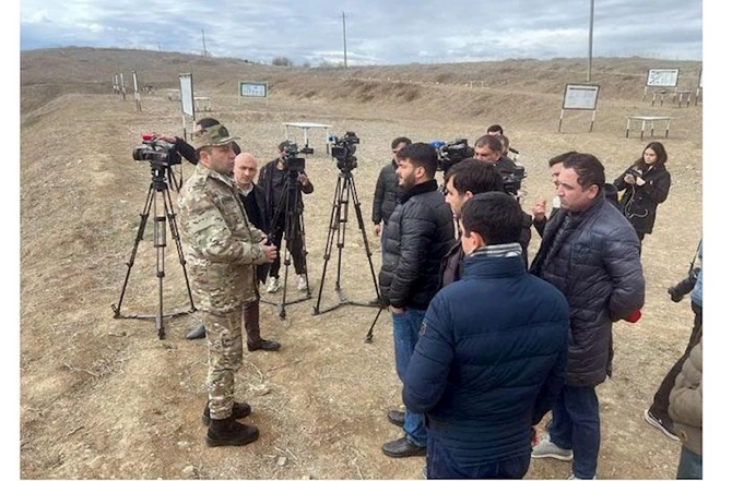 Jurnalistlər azad edilmiş ərazilərdəki döyüş mövqelərində — FOTOLAR