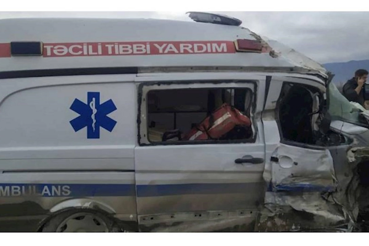 Bakıda minik avtomobili təcili tibbi yardımla toqquşdu: Xəsarət alanlar var — FOTO