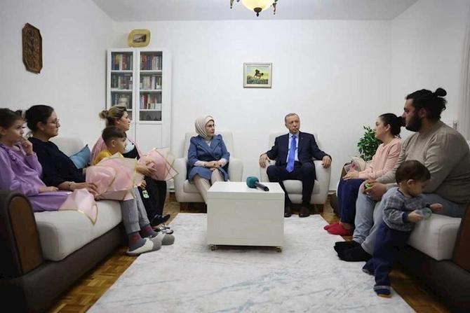 Ərdoğan zəlzələdən sağ çıxan ailəni ziyarət etdi — FOTO