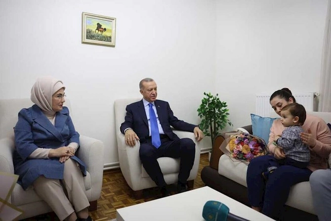 Ərdoğan zəlzələdən sağ çıxan ailəni ziyarət etdi — FOTO