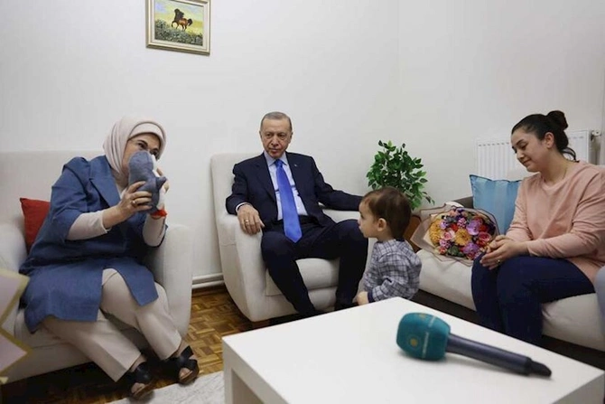 Ərdoğan zəlzələdən sağ çıxan ailəni ziyarət etdi — FOTO