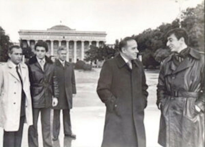 İlham Əliyevin 8 yaşında çəkdiyi şəkil və yazdığı təbrik — FOTOLAR