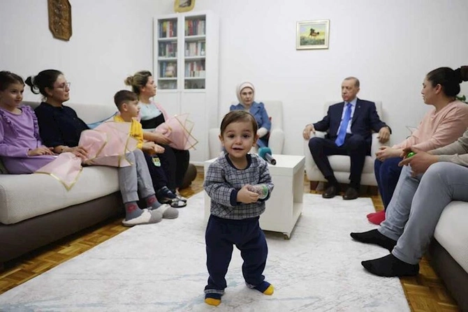 Ərdoğan zəlzələdən sağ çıxan ailəni ziyarət etdi — FOTO