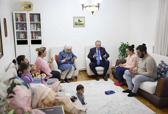 Ərdoğan zəlzələdən sağ çıxan ailəni ziyarət etdi — FOTO