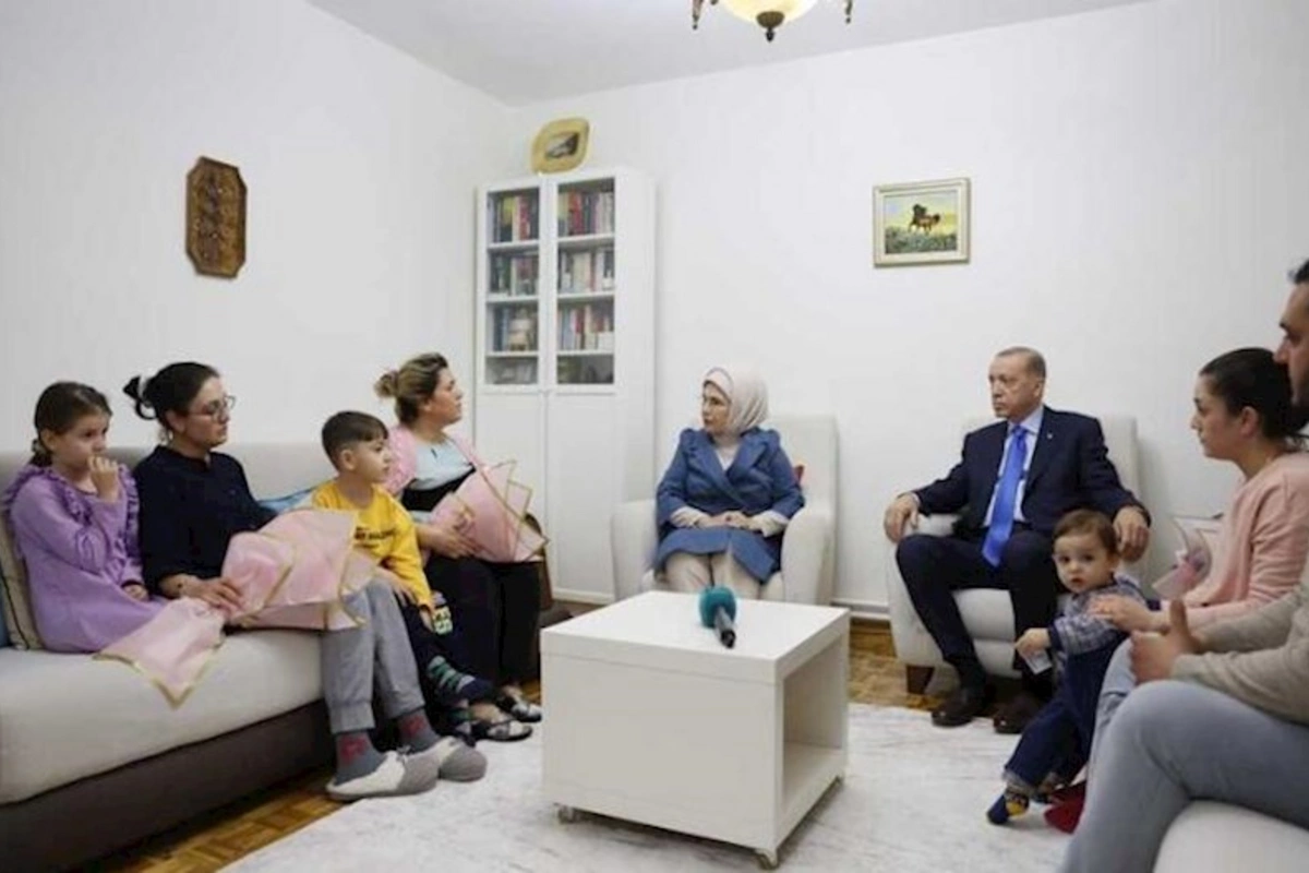 Ərdoğan zəlzələdən sağ çıxan ailəni ziyarət etdi — FOTO