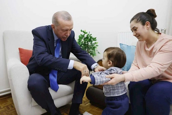 Ərdoğan zəlzələdən sağ çıxan ailəni ziyarət etdi — FOTO