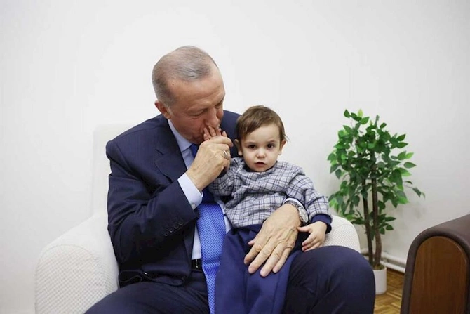 Ərdoğan zəlzələdən sağ çıxan ailəni ziyarət etdi — FOTO