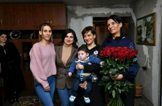 Azərbaycanlı əsgər Paşinyanın arvadının olduğu evə girib? — FOTO Azərbaycanlı əsgər Paşinyanın arvadının olduğu evə girib? — FOTO