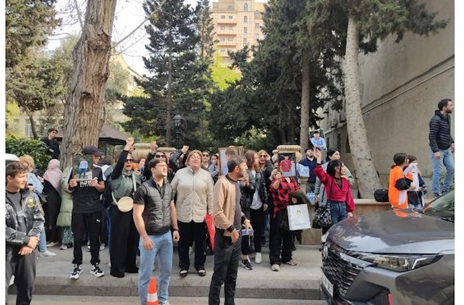 İdmançının qatili ilə bağlı keçirilən məhkəmənin qarşısında aksiya — FOTO