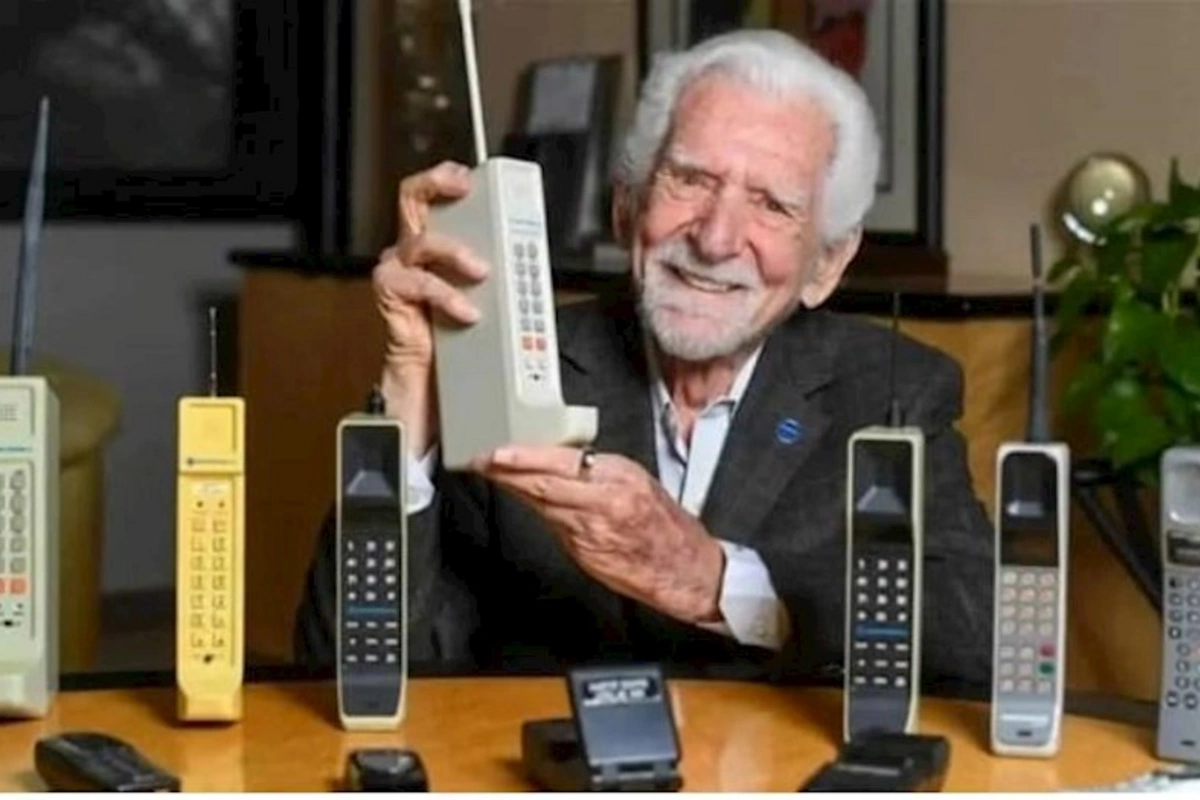 Mobil telefonu ixtira etmiş 94 yaşlı Kuper: Adamlar smarfondan asılı vəziyyətə düşüblər — FOTO