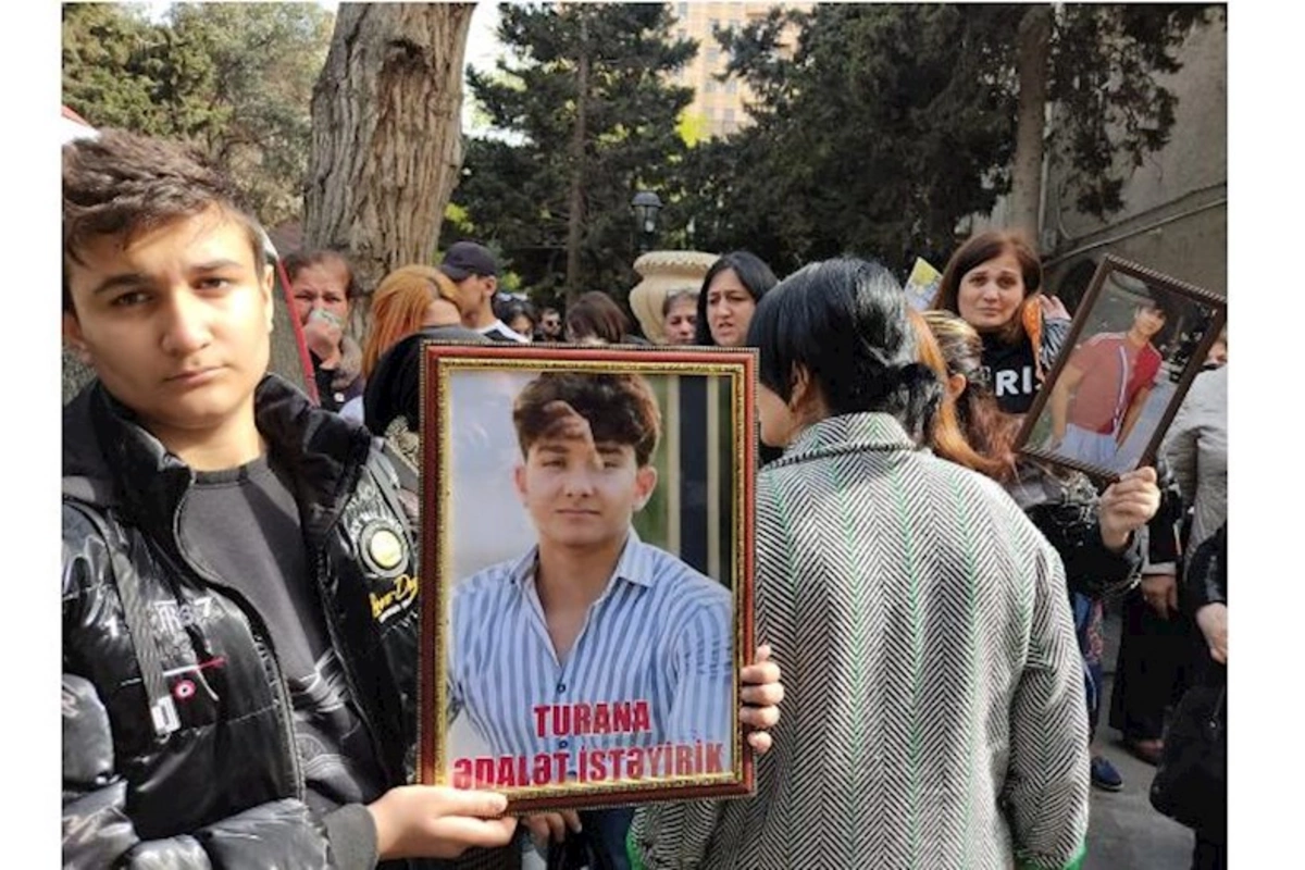 İdmançının qatili ilə bağlı keçirilən məhkəmənin qarşısında aksiya — FOTO