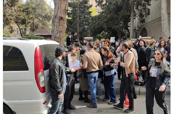 İdmançının qatili ilə bağlı keçirilən məhkəmənin qarşısında aksiya — FOTO