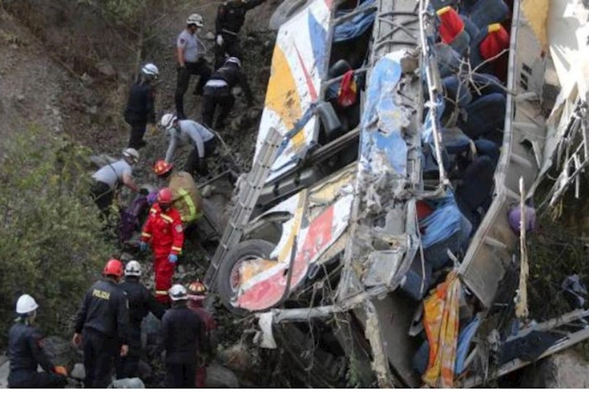 Avtobus dərəyə aşdı — 10 ölü, 25 yaralı var