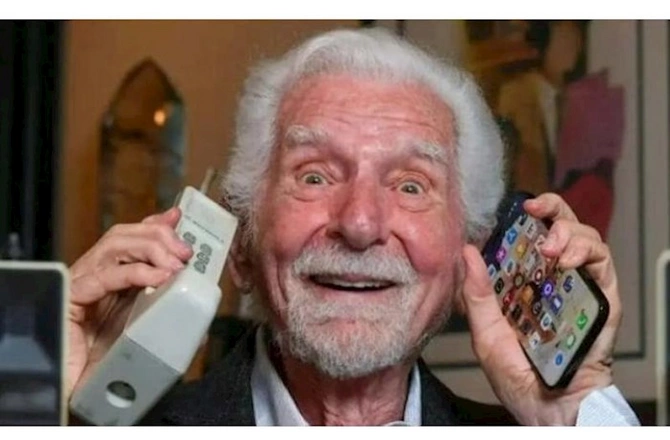 Mobil telefonu ixtira etmiş 94 yaşlı Kuper: Adamlar smarfondan asılı vəziyyətə düşüblər — FOTO