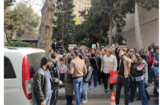 İdmançının qatili ilə bağlı keçirilən məhkəmənin qarşısında aksiya — FOTO