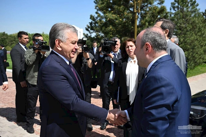 Özbəkistan Prezidentinə də “Togg” verildi — FOTOLAR