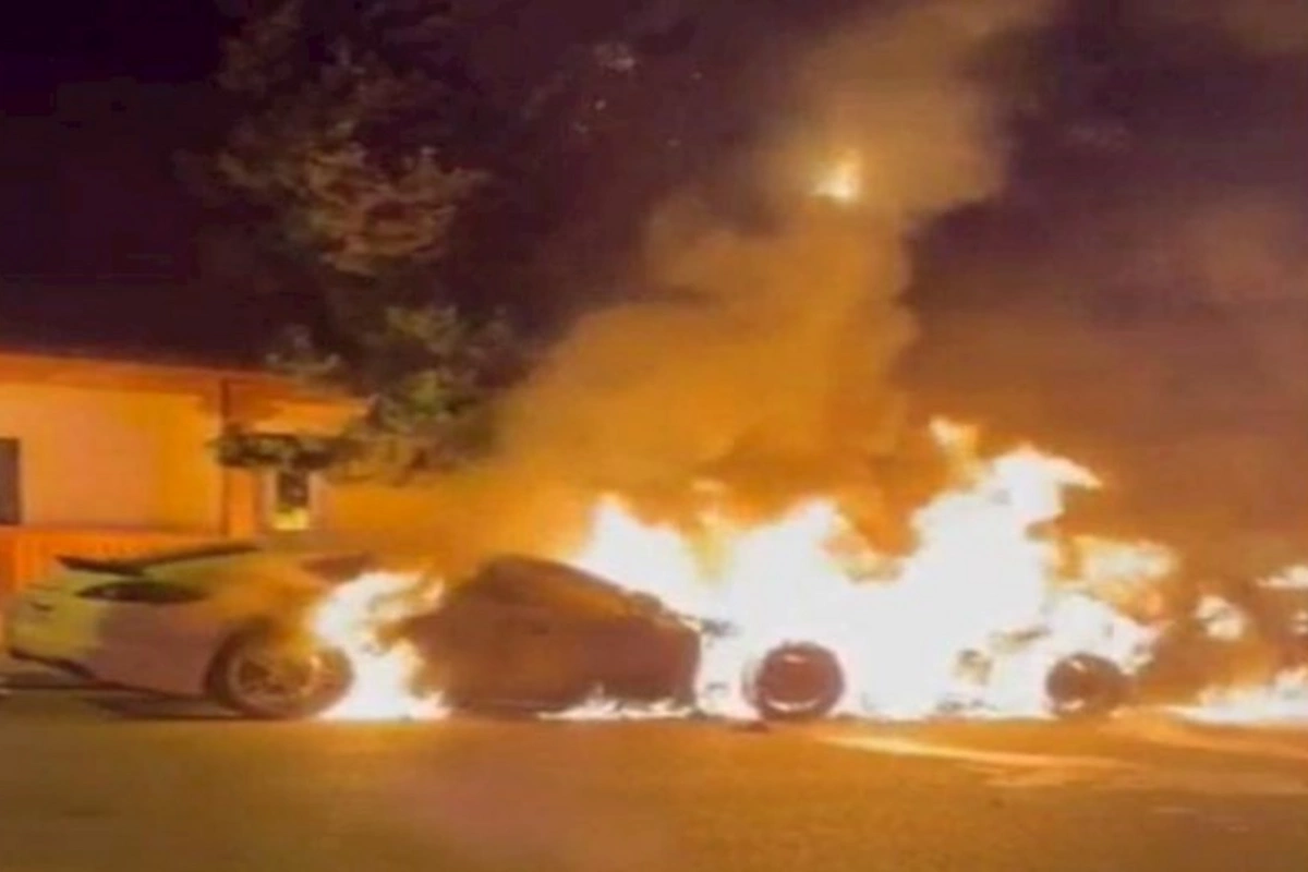 BMW və “Porsche”ni atasının adına olan küçədə yandırıbmış