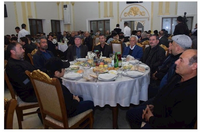 Deputat seçiciləri üçün iftar süfrəsi açdı — FOTOLAR Deputat seçiciləri üçün iftar süfrəsi açdı — FOTOLAR