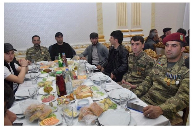 Deputat seçiciləri üçün iftar süfrəsi açdı — FOTOLAR Deputat seçiciləri üçün iftar süfrəsi açdı — FOTOLAR