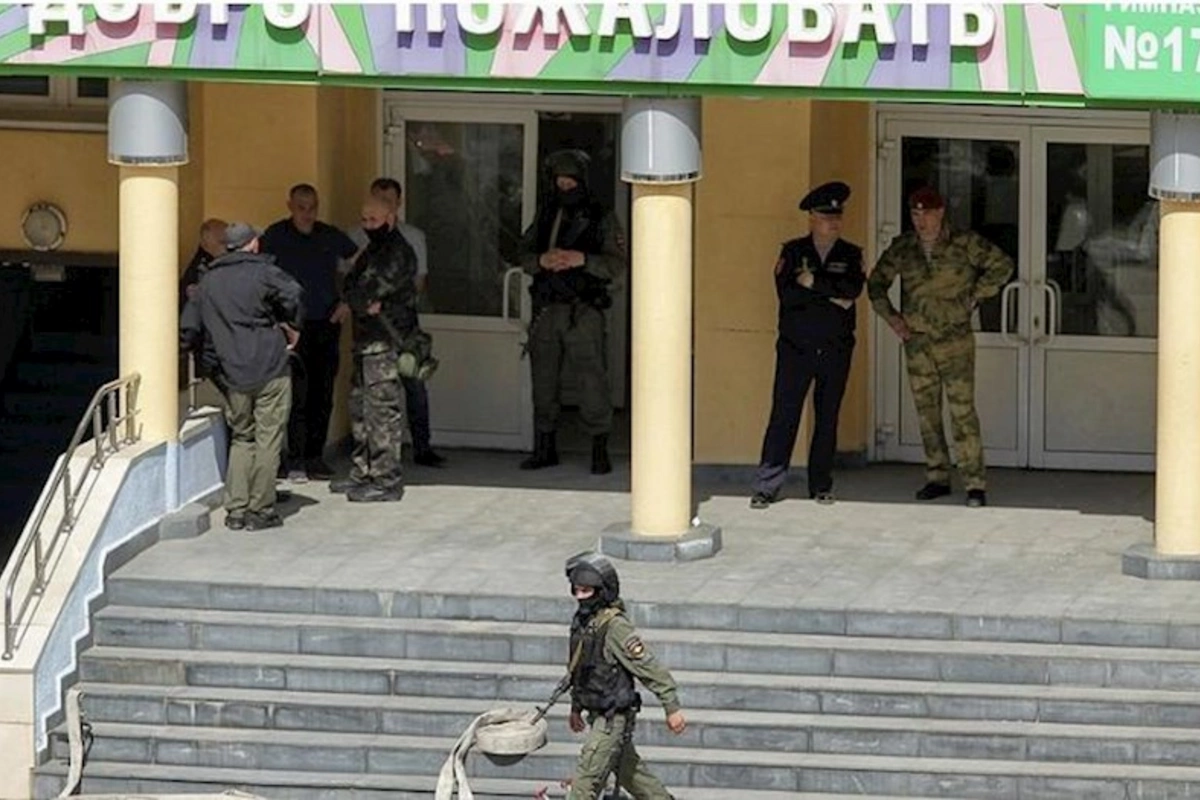 Şagird məktəbdə tapançadan atəş açdı — 4 nəfər YARALANDI