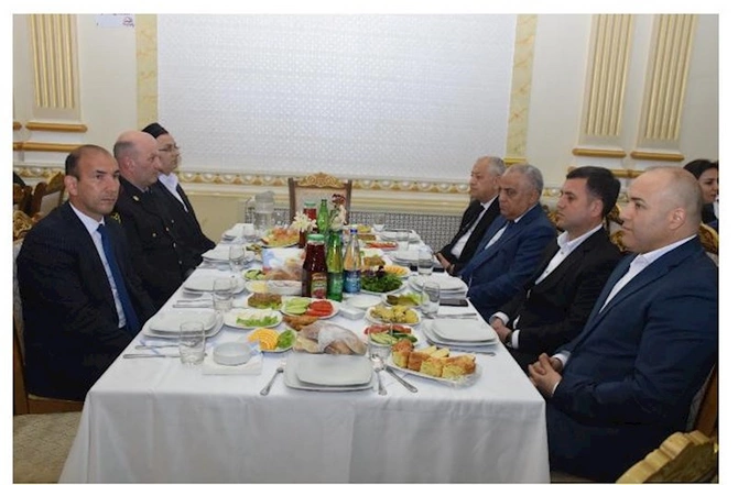 Deputat seçiciləri üçün iftar süfrəsi açdı — FOTOLAR Deputat seçiciləri üçün iftar süfrəsi açdı — FOTOLAR