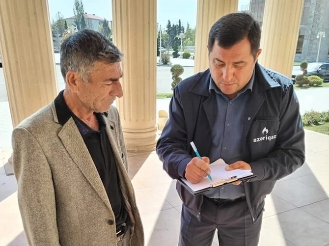 Açıq mikrofon aksiyası Ucarda baş tutdu — FOTOLAR Açıq mikrofon aksiyası Ucarda baş tutdu — FOTOLAR