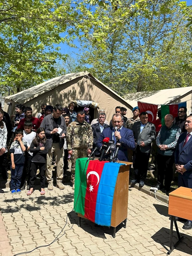 Azərbaycanın ictimaiyyət nümayəndələri Türkiyədə zəlzələdən əziyyət çəkən insanları ziyarət edib — FOTOLAR