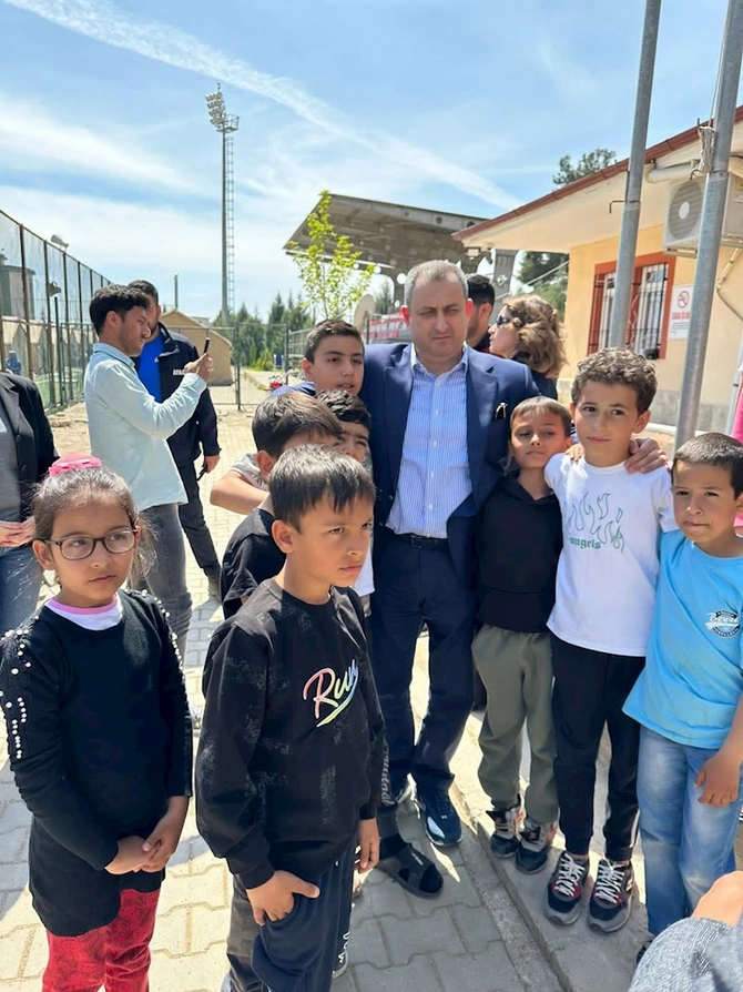 Azərbaycanın ictimaiyyət nümayəndələri Türkiyədə zəlzələdən əziyyət çəkən insanları ziyarət edib — FOTOLAR
