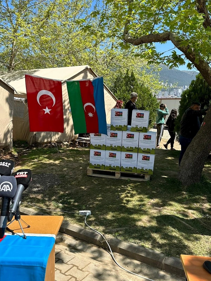 Azərbaycanın ictimaiyyət nümayəndələri Türkiyədə zəlzələdən əziyyət çəkən insanları ziyarət edib — FOTOLAR