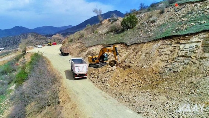 Laçında şəhərdaxili yolların bərpası və hava limanının tikintisi ilə əlaqədar qazma-partlayış işləri aparılır — FOTOLAR