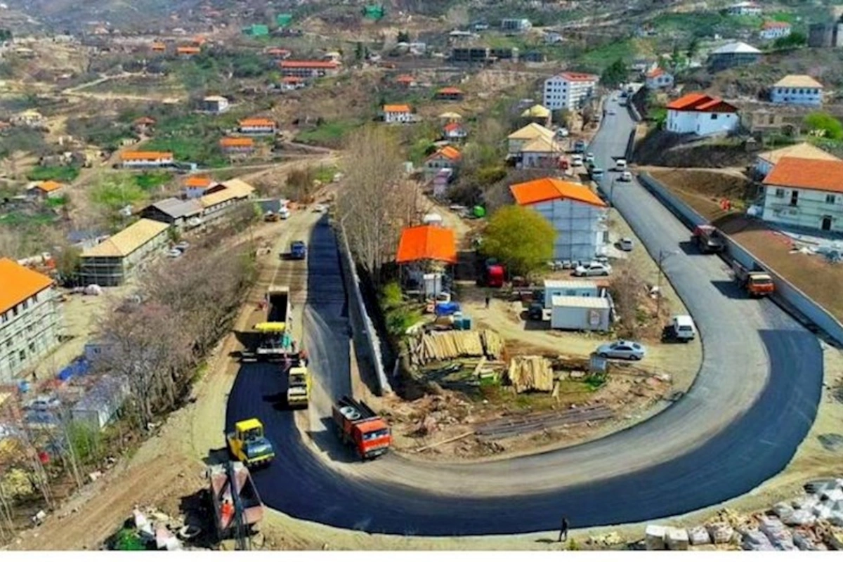 Laçında şəhərdaxili yolların bərpası və hava limanının tikintisi ilə əlaqədar qazma-partlayış işləri aparılır — FOTOLAR