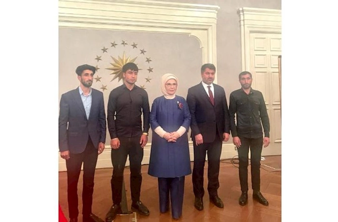 Sərvər Bəşirli və ailə üzvləri Əminə Ərdoğanın iftar süfrəsində — FOTO Sərvər Bəşirli və ailə üzvləri Əminə Ərdoğanın iftar süfrəsində — FOTO