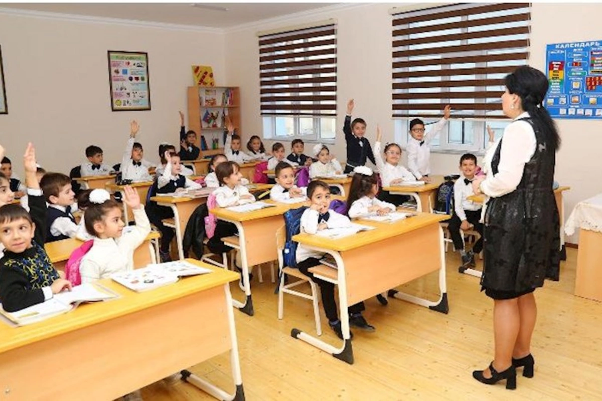 Dərslərin başlanmasından 3 həftə ötür, hələ də bəzi şagirdlər...