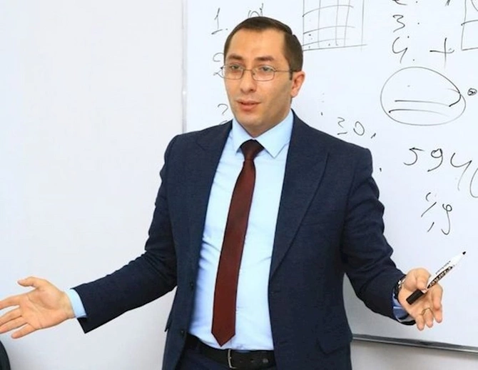 Professor nazirə qarşı: “Repetitorluq orta məktəbləri iflic edib”