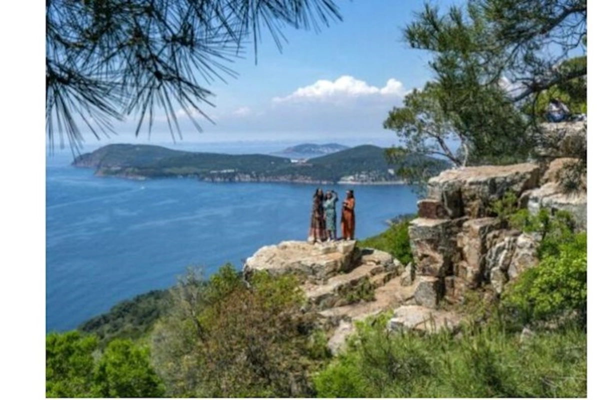 İstanbula bağlı olan, lakin ondan uzaqda yerləşən Şahzadə Adaları...