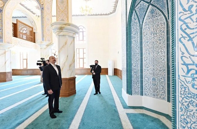 Prezident və birinci xanım “Cümə” məscidinin açılışında — YENİLƏNİB (FOTOLAR) Prezident və birinci xanım “Cümə” məscidinin açılışında — YENİLƏNİB (FOTOLAR)
