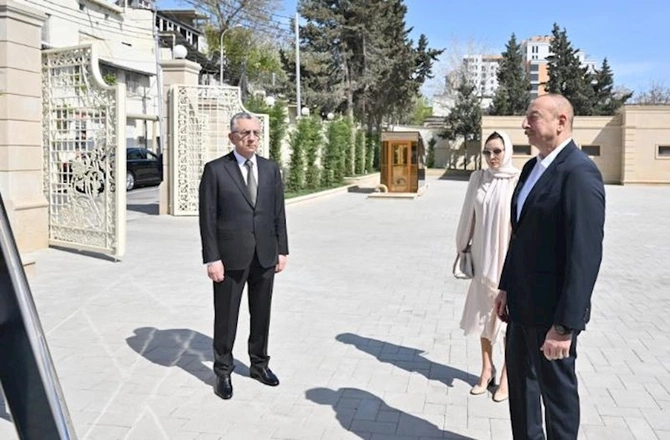 Prezident və birinci xanım “Cümə” məscidinin açılışında — YENİLƏNİB (FOTOLAR) Prezident və birinci xanım “Cümə” məscidinin açılışında — YENİLƏNİB (FOTOLAR)